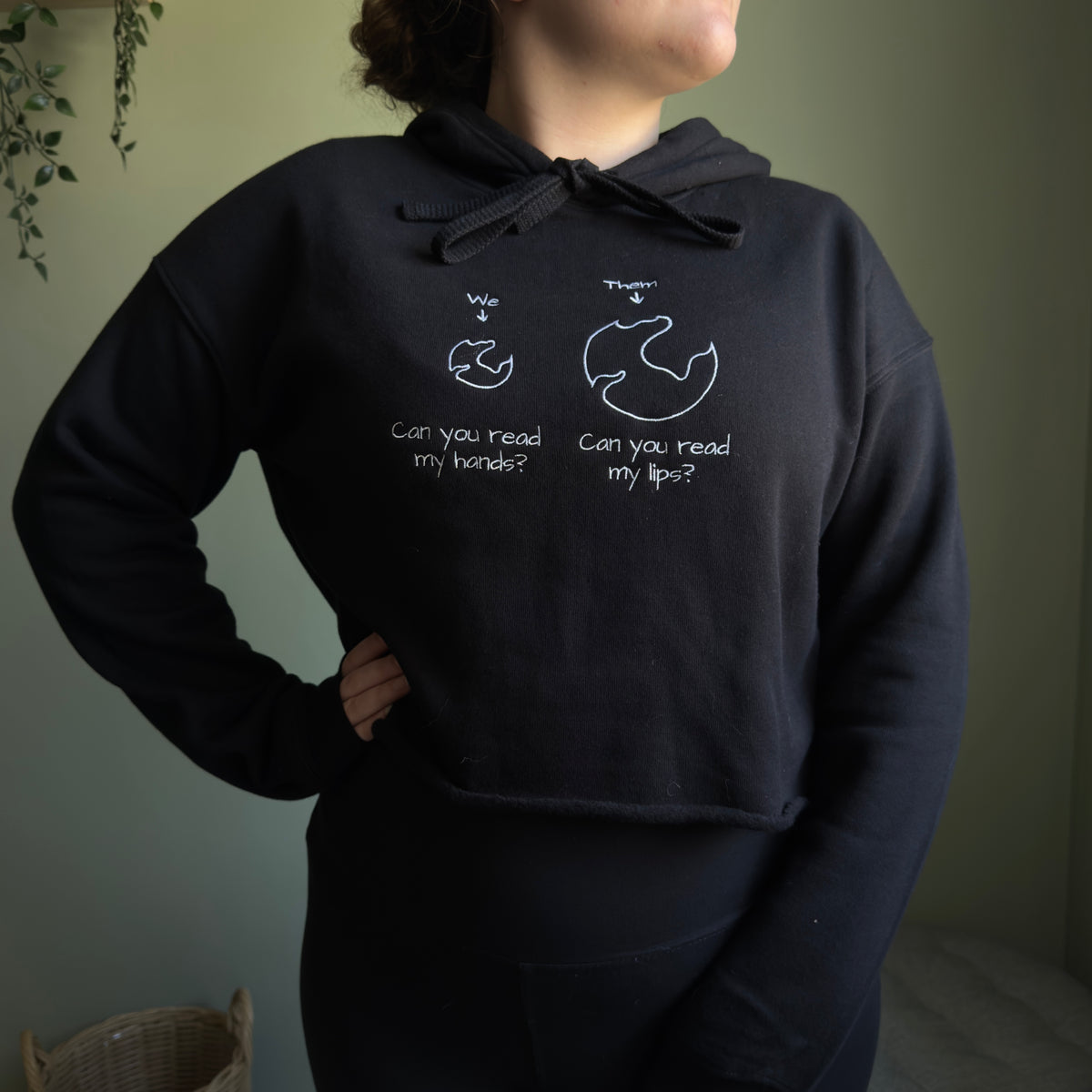 Can You Read My Hands? – Crop Hoodie mit Stickerei
